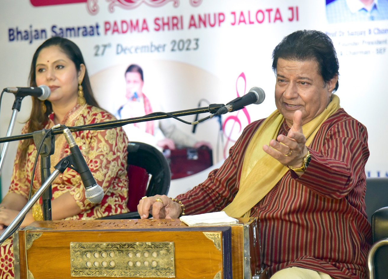 भजनसम्राट पद्मश्री अनुप जलोटा यांच्या भजनांनी जिंकली रसिकांची मने