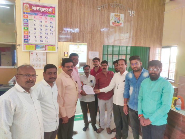 मोकाट कुत्र्यांचा बंदोबस्त करण्यासाठी ठिय्या आंदोलन 1 28 01 24 scaled e1709108523901