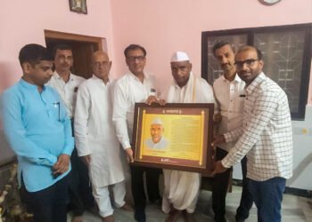 गांधी परिवाराच्या वतीने डॉ. नारायण जाधव यांचा सत्कार