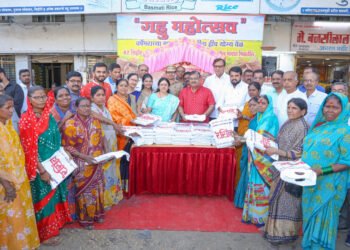 संचेती ट्रस्ट वतीने कामगार महिलांना साडी वाटप