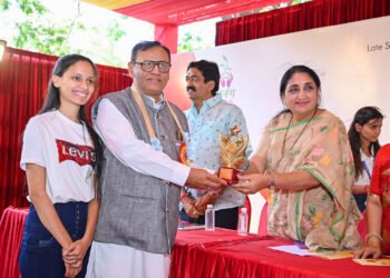 गौतम नाबरीया यांचा सुनेत्रा पवार यांच्या हस्ते सन्मान