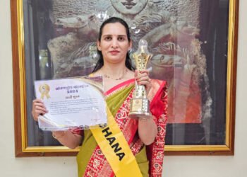 राखी गुगळे यांना वुमन ऑफ द इयर पुरस्कार प्रदान