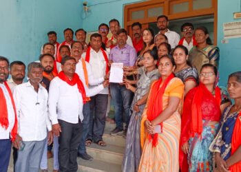 आरोग्य मंत्री तानाजी सावंत यांच्या विरोधात शिवसेनेचे आंदोलन