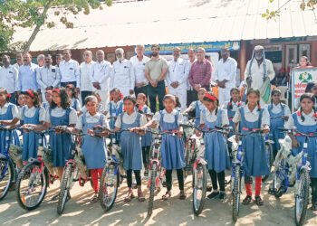 फिनटॅक्स वेल्थच्या वतीने 50 मुलींना सायकलीचे वाटप