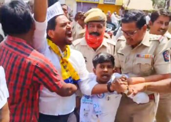 केजरीवाल यांना अटक केल्याबद्दल आंदोलन केल्याने अटक