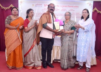 अभिव्यक्तीच्या साहित्य पुरस्काराने रामचंद्र इकारे सन्मानित