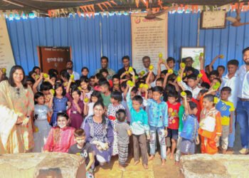 डिवाईन जैन ग्रुप ट्रस्टतर्फे अनाथालय व वृद्धाश्रमात आंबेवाटप