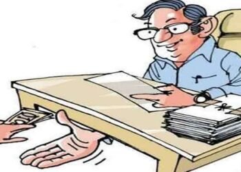 बार्शीत दोन हजाराची लाच घेताना तिघांना पकडले