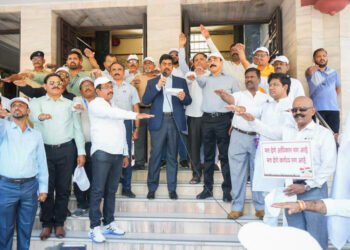 सेवानिवृत्त पोलीस अधिकारी कर्मचाऱ्यांकडून बाईक रॅलीद्वारे मतदान जागृती