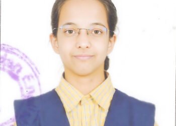 इरा औसेकर दहावीला शाळेत सर्वप्रथम