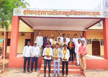 गुणवंत विद्यार्थ्यांचा कॉलेजतर्फे सत्कार