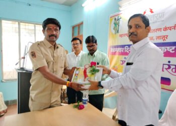 मनोज वीर यांचा उत्कृष्ट कामगार पुरस्काराने सन्मान