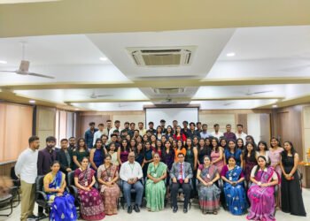 डॉ. डी. वाय. पाटील औषधनिर्माण महाविद्यालयामध्ये निरोप समारंभ संपन्न