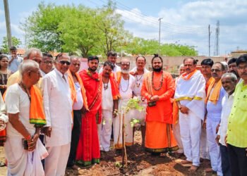 आईच्या वर्षश्राद्धाच्या स्मरणार्थ वृक्षारोपण, प्रवचन