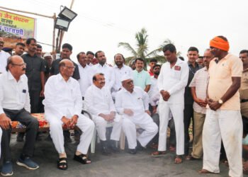 वाल्हेतील चारा छावणीस शरद पवार यांची भेट 3 वाल्हेतील चारा छावणीस शरद पवार यांची भेट