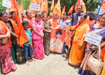 सकल मराठा रण – रागिणी संघटनेतर्फे शासनाला बांगड्यांचा आहेर