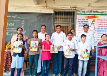 महाराष्ट्र विद्यालयात नवीन विद्यार्थ्यांचे ढोल ताशा वाजवून स्वागत 1 महाराष्ट्र विद्यालयात नवीन विद्यार्थ्यांचे ढोल ताशा वाजवून स्वागत