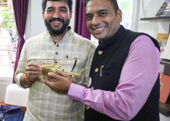 विमान वाहतूक मंत्र्यांना 'विमानाची प्रतिकृती' भेट 9 विमान वाहतूक मंत्र्यांना ‘विमानाची प्रतिकृती’ भेट