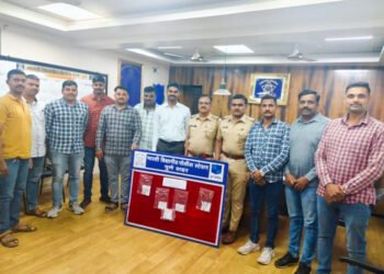 ज्वेलर्सच्या दुकानातून दागिने चोरणारा नोकर पकडला 4 ज्वेलर्सच्या दुकानातून दागिने चोरणारा नोकर पकडला