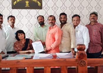 रेलिंग नसल्याने पंधरा फुट खाली पडल्याने महिलेचा मृत्यू 4 रेलिंग नसल्याने पंधरा फुट खाली पडल्याने महिलेचा मृत्यू