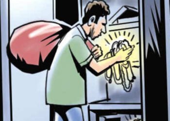 बार्शीतील सराफाचा आठ लाखांचा ऐवज लंपास 3 बार्शीतील सराफाचा आठ लाखांचा ऐवज लंपास