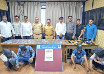 स्वारगेटला मोबाईल चोरांच्या आंतरराज्य टोळीचा पर्दाफाश 8 स्वारगेटला मोबाईल चोरांच्या आंतरराज्य टोळीचा पर्दाफाश