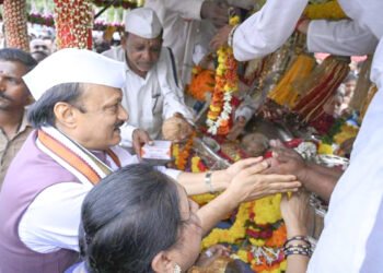 उपमुख्यमंत्री अजित पवार यांचा पायी चालत वारीत सहभाग 5 उपमुख्यमंत्री अजित पवार यांचा पायी चालत वारीत सहभाग