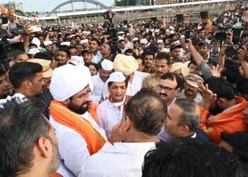 इंद्रायणीच्या स्वच्छता कामाची मुख्यमंत्री शिंदे यांनी केली पाहणी 3 इंद्रायणीच्या स्वच्छता कामाची मुख्यमंत्री शिंदे यांनी केली पाहणी