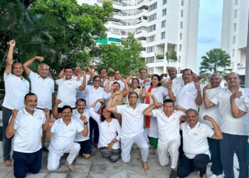 हाइड पार्क सोसायटी में योग दिन पर विशेष योगासन