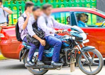 विद्यार्थांनो क्लासेसला चालत या, दुचाकी वर शायानिंग करत नको 4 विद्यार्थांनो क्लासेसला चालत या, दुचाकी वर शायानिंग करत नको