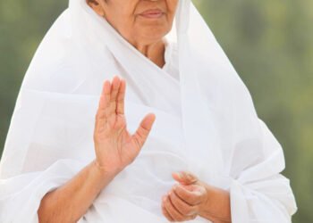 जो अंधारातून प्रकाशाकडे नेतो तो गुरु – साध्वी शिलापीजी