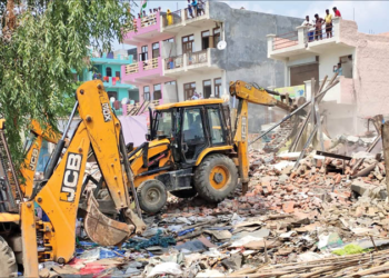 अतिक्रमण हटाव सुरू असताना अधिकाऱ्यांशी बाचाबाची 2 अतिक्रमण हटाव सुरू असताना अधिकाऱ्यांशी बाचाबाची