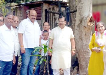 आदर्शनगर सोसायटीत वृक्षारोपणाचा कार्यक्रम
