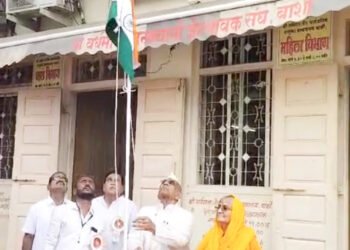 बार्शीतील ३१ वाचकांना स्वातंत्र्य दिनी इन्शुरन्स पॉलीसिंचे वाटप