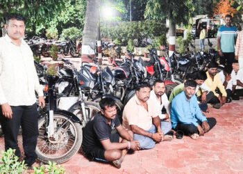 जुगार खेळताना नऊ जणांना पकडले, चार लाखाचा मुद्देमाल जप्त 5 जुगार खेळताना नऊ जणांना पकडले, चार लाखाचा मुद्देमाल जप्त