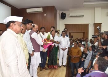 कांस्यपदक मिळवणाऱ्या स्वप्नीलच्या आई-वडिलांना सॅल्युट