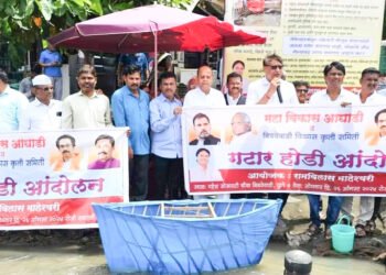 बिबवेवाडीत गटार होडी आंदोलन 3 बिबवेवाडीत गटार होडी आंदोलन