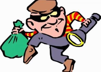 कारच्या डिक्कीतून तीन लाख रुपयांची चोरी 3 कारच्या डिक्कीतून तीन लाख रुपयांची चोरी