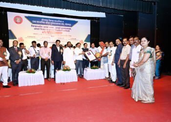 जे.पी. कदम यांना जिल्हास्तरीय आदर्श शिक्षक पुरस्कार प्रदान 6 जे.पी. कदम यांना जिल्हास्तरीय आदर्श शिक्षक पुरस्कार प्रदान