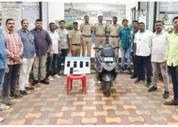 मोबाईल पळवणारी टोळी जेरबंद, चार अल्पवयीन आरोपी ताब्यात 3 मोबाईल पळवणारी टोळी जेरबंद, चार अल्पवयीन आरोपी ताब्यात