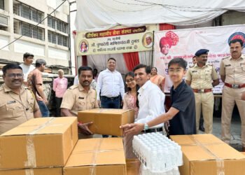 लोढा फाउंडेशनच्या वतीने फूड पॅकेटचे वितरण