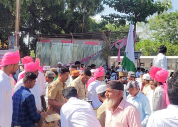 बार्शीत पैगंम्बर जयंतीदिनी जुलूसमध्ये मिठाई वाटप