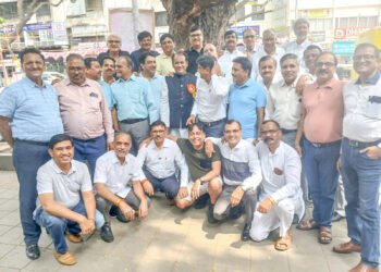 माजी विद्यार्थी मेळाव्यात अँड. प्रकाश सोळंकी यांचा गौरव