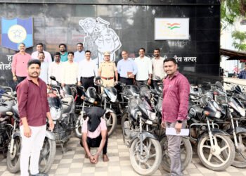 पुणे शहरातून दुचाकी चोरणाऱ्या अट्टल वाहनचोरास अटक 1 पुणे शहरातून दुचाकी चोरणाऱ्या अट्टल वाहनचोरास अटक