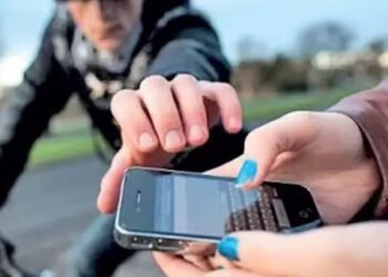 दुचाकीवरील चोरट्यांनी मोबाईल पळवला 1 दुचाकीवरील चोरट्यांनी मोबाईल पळवला