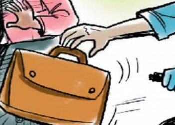 लिफ्ट मागणाऱ्या प्रवाशाला कारचालकाने लुटले 9 लिफ्ट मागणाऱ्या प्रवाशाला कारचालकाने लुटले