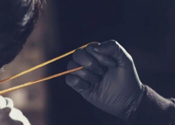 मुलाच्या गळ्यातील सोन्याची चेन चोरली 6 मुलाच्या गळ्यातील सोन्याची चेन चोरली