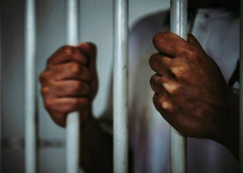 प्रवाशांना लुटणाऱ्या रिक्षा चालकास अटक 8 प्रवाशांना लुटणाऱ्या रिक्षा चालकास अटक