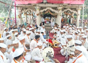 हरिनामाच्या गजरात माऊलींचा पालखी सोहळा पद्मावती मातेच्या दर्शनाला