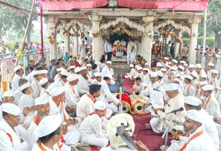 हरिनामाच्या गजरात माऊलींचा पालखी सोहळा पद्मावती मातेच्या दर्शनाला 1 10 10 24 8